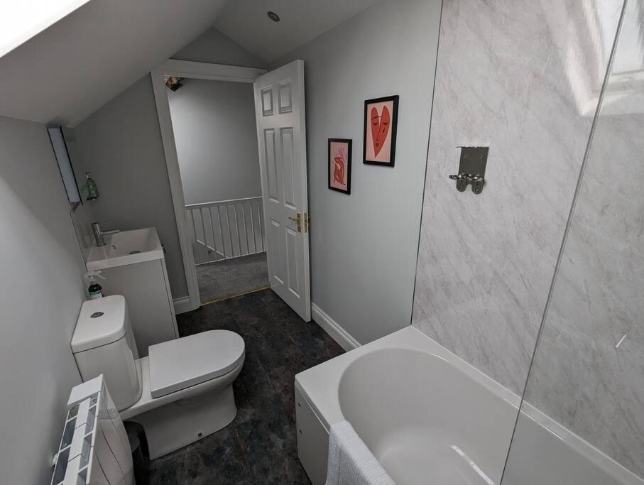 31 High Street - Modern & Stylish 2-Bed Apartment - Inc Parking Husbands Bosworth Ngoại thất bức ảnh